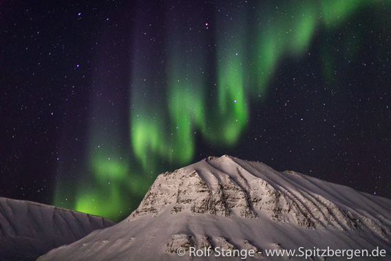 Northern light over Sarkofagen near Longyearbyen