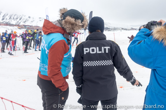 Sysselmann Kjerstin Askholt skyter startskuddet Svalbard Skimarathon 2019