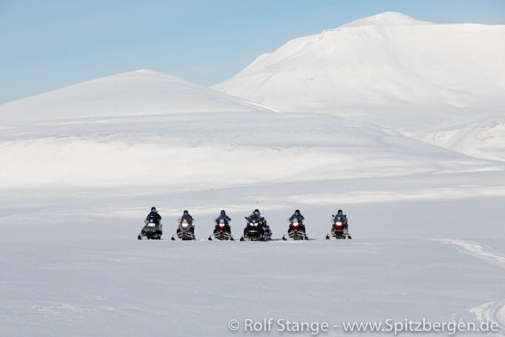 Touristen mit Guides: Motorschlitten, Colesdalen