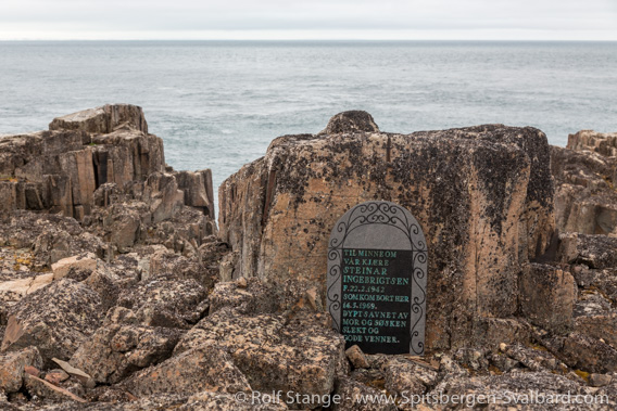 Ryke Yseøyane: memorial stone, Steinøya