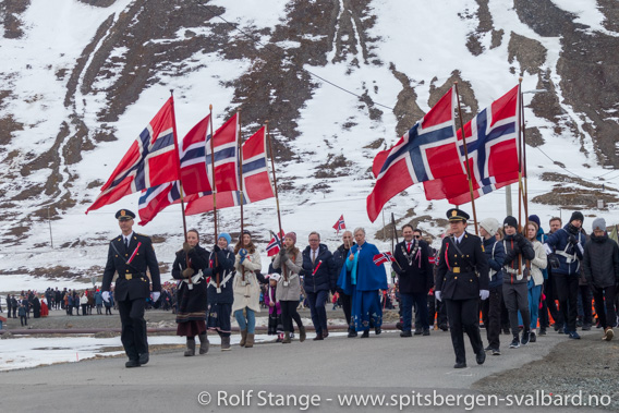 Norske flagg i Longyearbyen