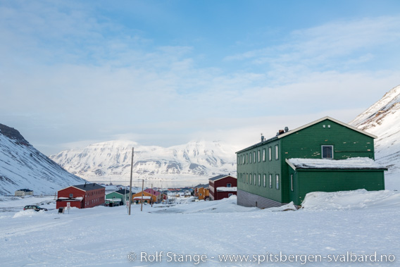 Skredfare og ferdselsforbud i deler av Nybyen i Longyearbyen