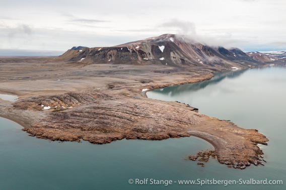 Crozierpynten og Heclahamna, Sorgfjorden