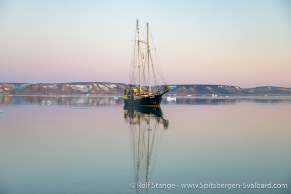 SV Meander, Spitzbergen 2023, evening light