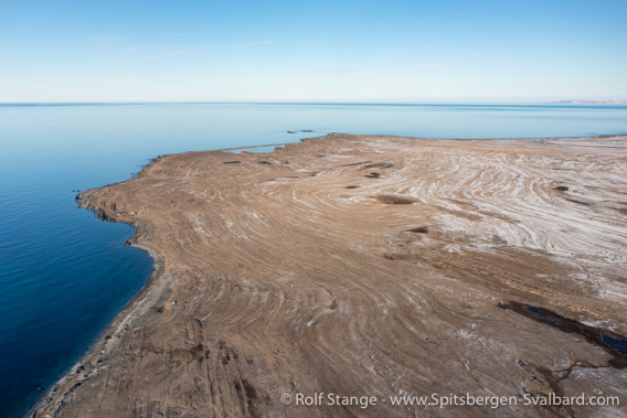 Coastal plain with fossil beach ridges, Gråhuken