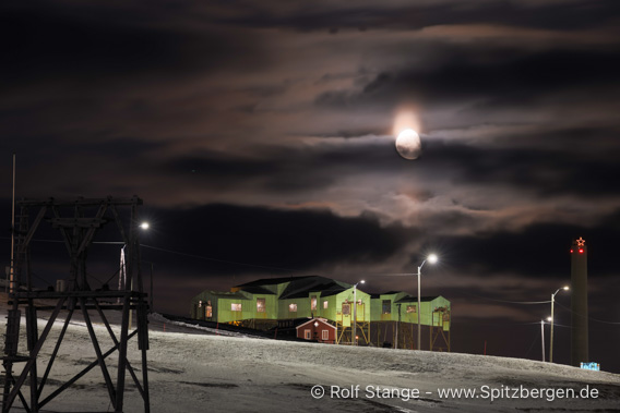 Longyearbyen, Mond