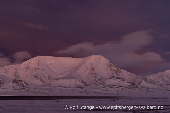Polarnatten ved Longyearbyen, rødt lys