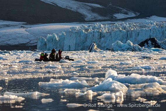 Boot im Gletschereis, Borebreen