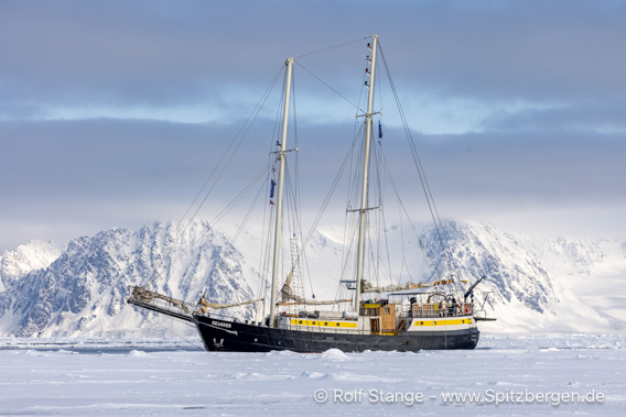 Arktis unter Segeln: Segelschiff Meander bei Spitzbergen im Eis