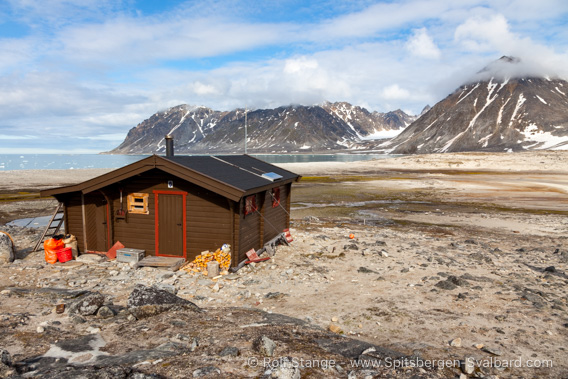 Magdalenefjord, Sysselmester hut